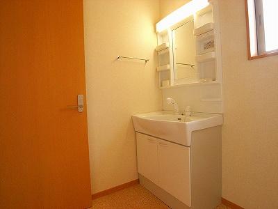 Wash basin, toilet. Same specifications Photos