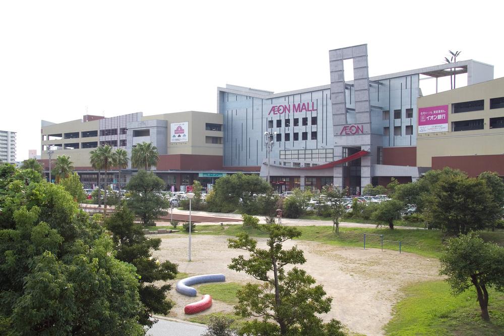 Shopping centre. About 5 minutes in the 3000m car until Kashiihama ion Mall