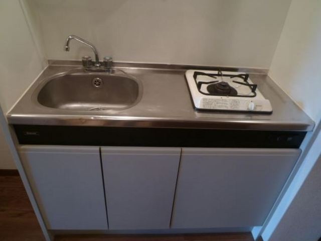 Kitchen. 1-burner stove with kitchen