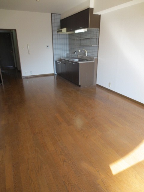 Living and room. Spacious is living! ! 