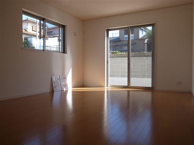 Same specifications photos (living). It is different from the real thing.