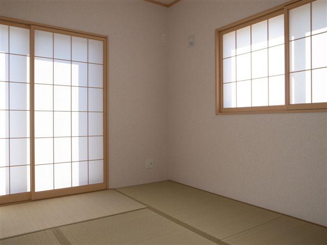 Non-living room. It is different from the real thing.