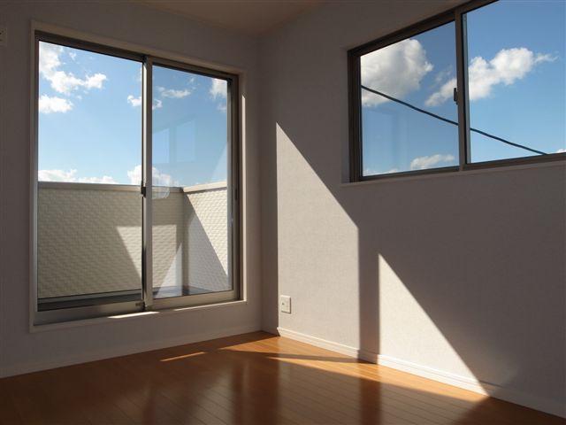 Non-living room. It is different from the real thing.