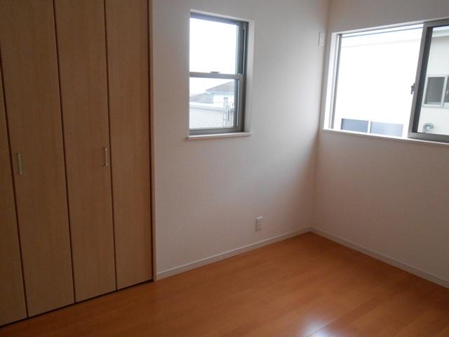 Non-living room. It is different from the real thing.