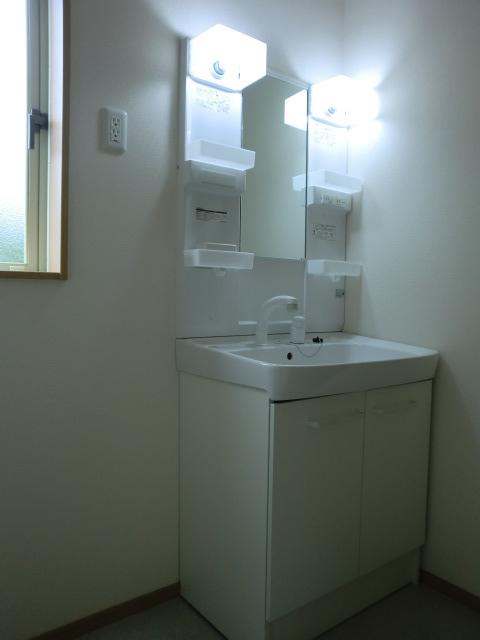 Wash basin, toilet. Washbasin with shower