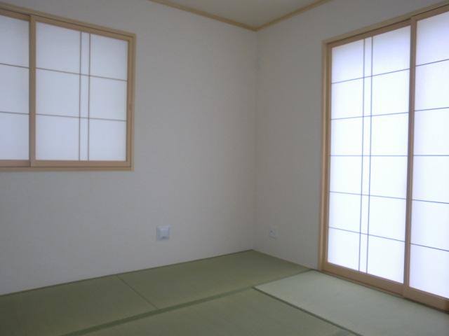 Non-living room. Same specificationsese-style room adjacent to the living room