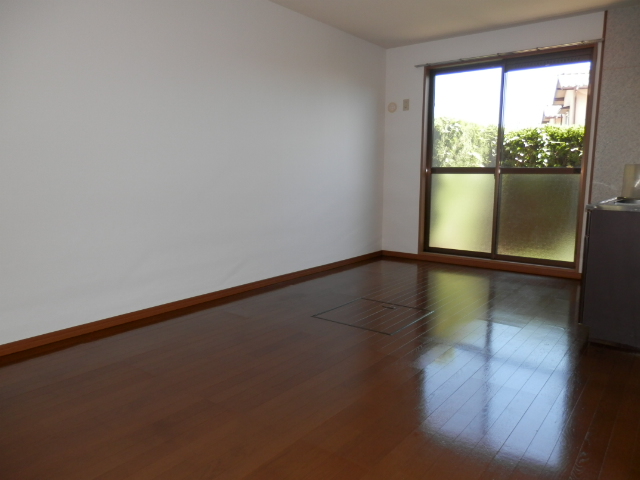 Living and room. Moreover, with the first floor dedicated garden. ! Gardening