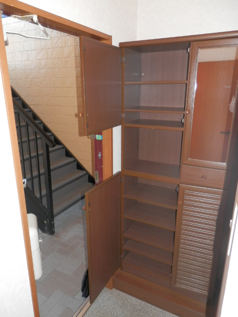 Receipt. The entrance There are shoes BOX, You can shoes are a lot of storage