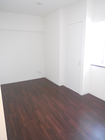 Other room space. Bright room