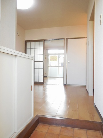 Other room space. Teru' to the door