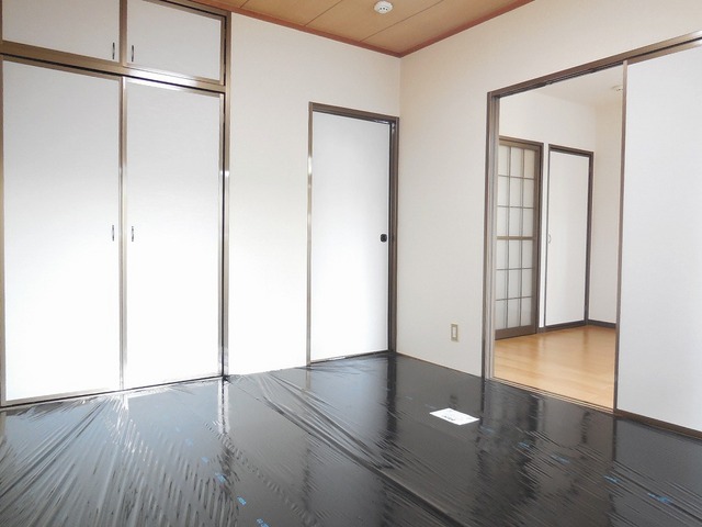 Other room space. Is a Japanese-style room Tatami guard for you