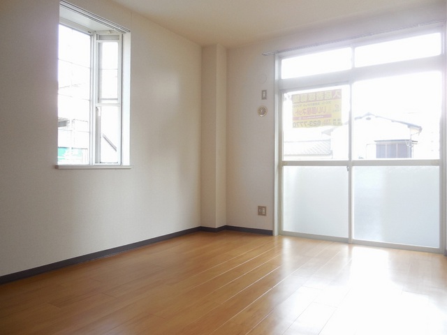 Living and room. It comes with a bay window