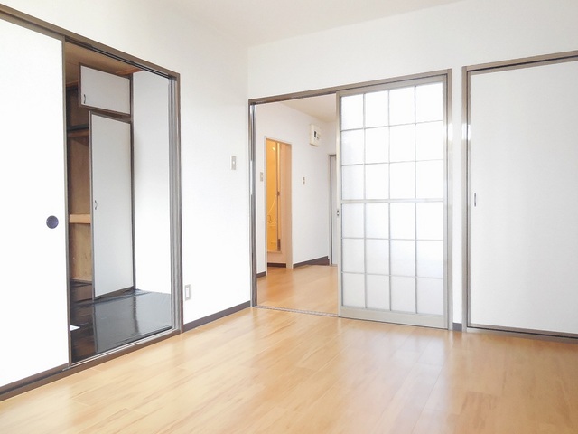 Living and room. Bright flooring dining