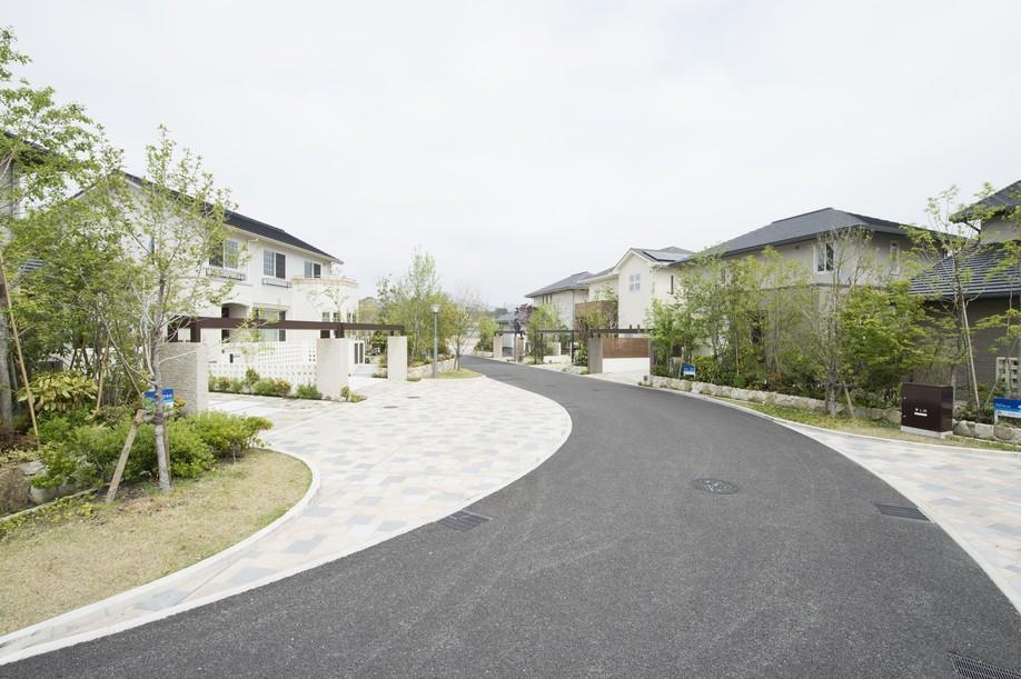 Local photos, including front road. Utility poles and wires buried in the basement, Forming a beautiful cityscape.