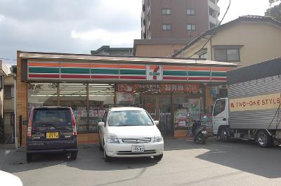 Convenience store. Seven-Eleven (convenience store) up to 100m