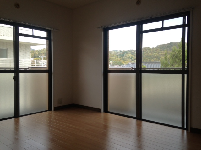 Living and room. North Interoceanic has become L-shaped balcony! 