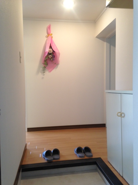 Entrance. Re-covering on the floor floor tile! The room is bright! 