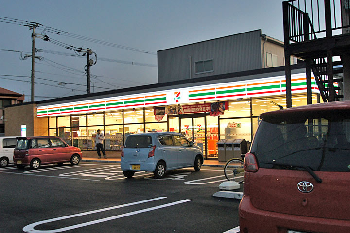 Convenience store. 550m to Seven-Eleven (convenience store)