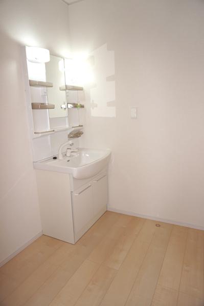 Wash basin, toilet. Indoor (12 May 2013) Shooting