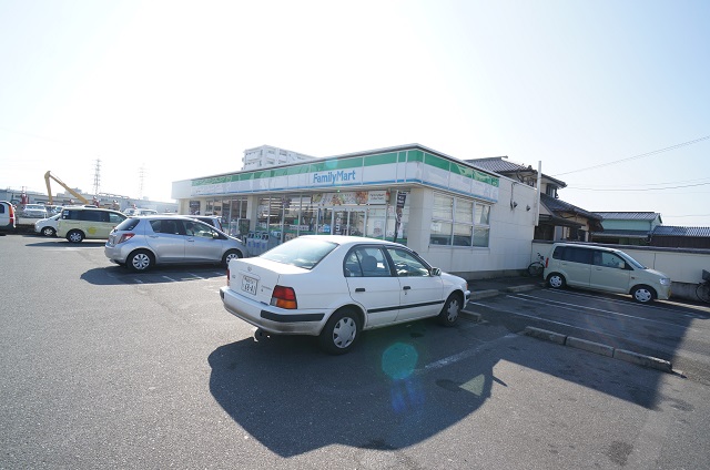 Convenience store. 550m to Family Mart (convenience store)