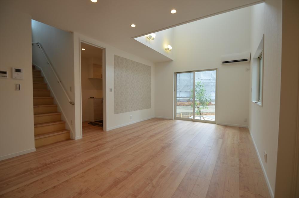 Living. Enjoy the gatherings in the bright and carefree to LDK.