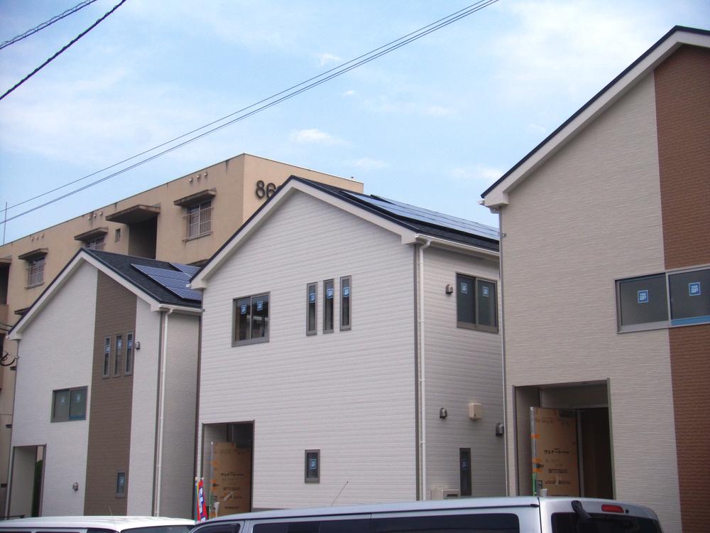 Local photos, including front road. Local appearance photo