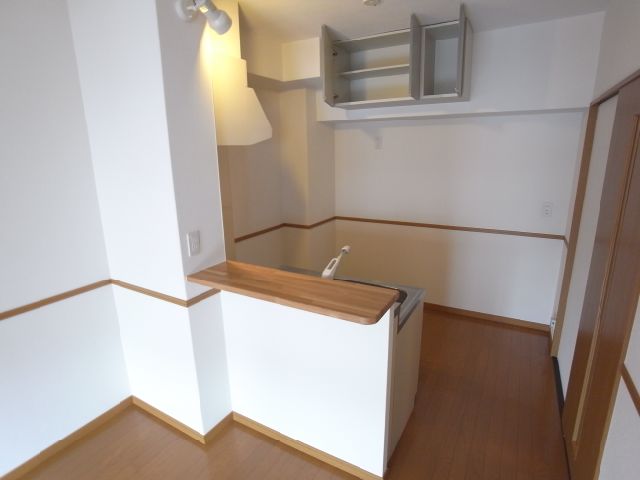 Kitchen. Upper receiving