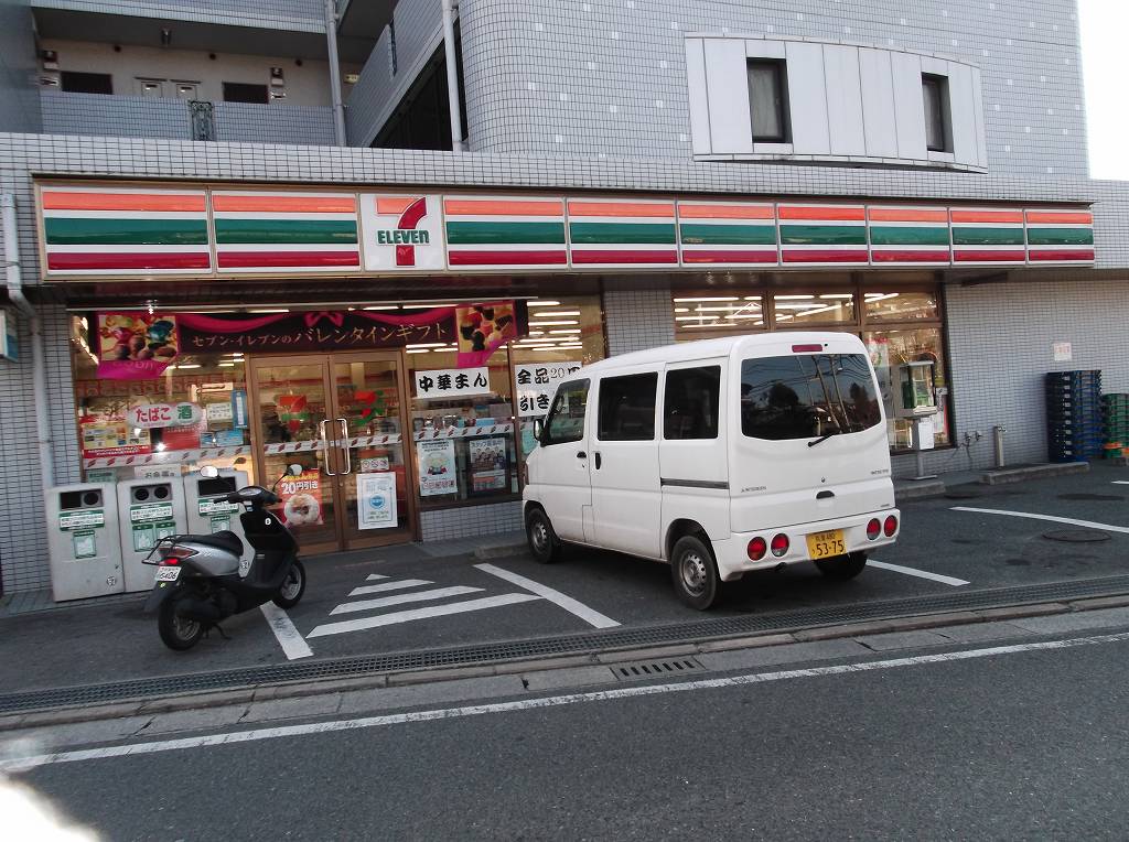 Convenience store. 320m to Seven-Eleven (convenience store)