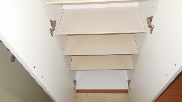 Entrance. Plenty of entrance storage