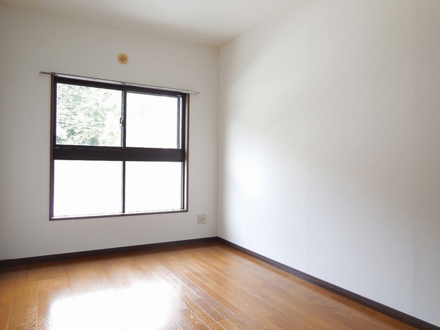 Living and room. There is also a Western-style