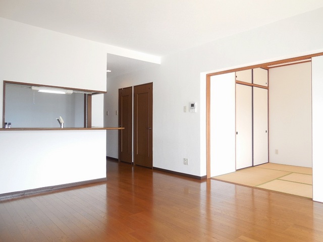 Living and room. Spacious living room