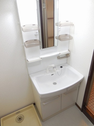 Other room space. Shampoo dresser New is