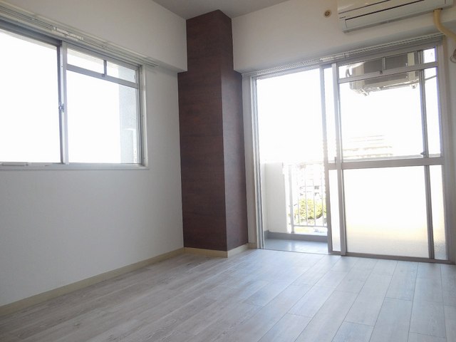 Living and room. It is a corner room