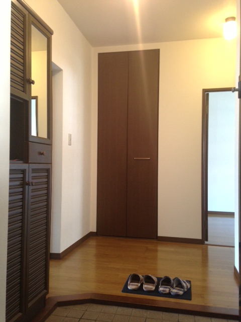 Entrance. * Indoor furniture, Equipment is not attached.