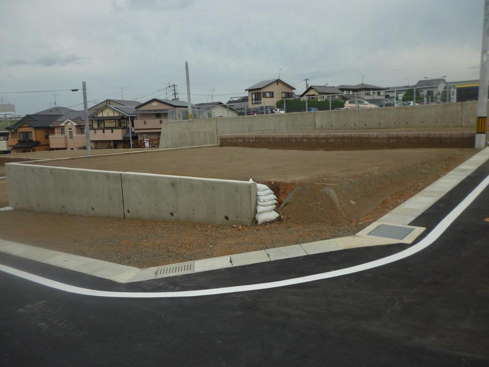 Local photos, including front road. It is beautiful to construction has been residential land.