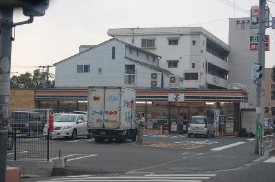 Convenience store. 600m to Seven-Eleven (convenience store)