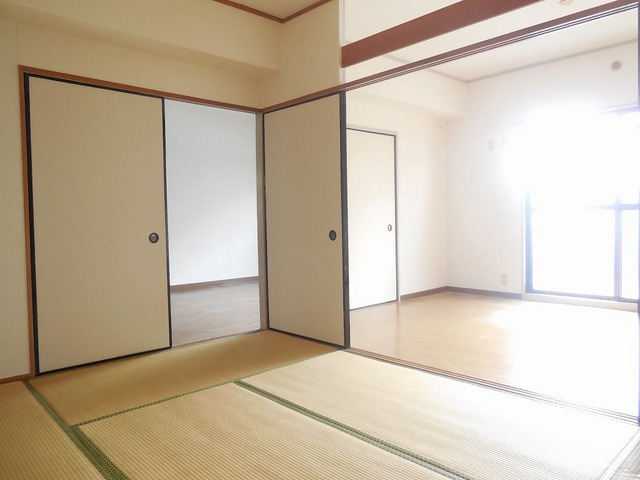 Living and room. 2 between the Japanese-style room is spacious