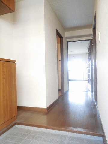 Other room space. Bright to the door