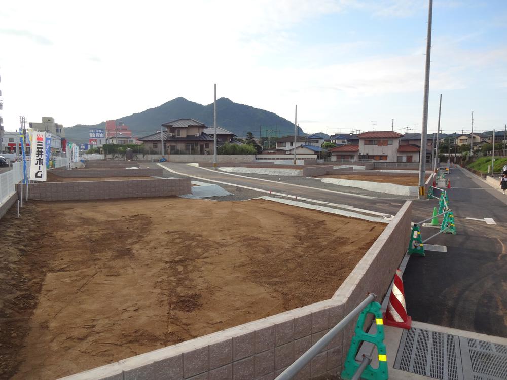 Local photos, including front road. Subdivision within 5m road! Life full of brightness and openness can be realized. Local (September 2013) Shooting