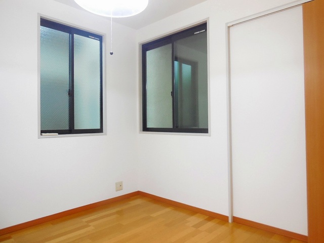 Living and room. There are private rooms are 2 room