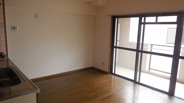 Living and room. It carries to the table as soon as it is cooking