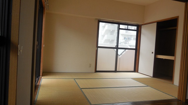 Living and room. Please realize the cormorant craftsmanship