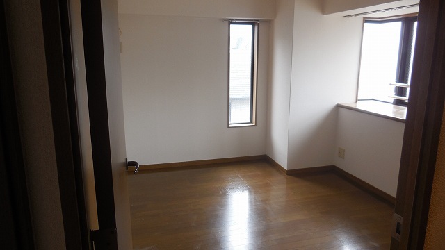 Living and room. How is it to one room of the child