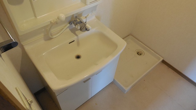 Other room space. Shampoo dresser