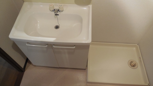 Other room space. Stylish basin