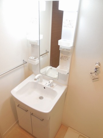 Other room space. Shampoo dresser