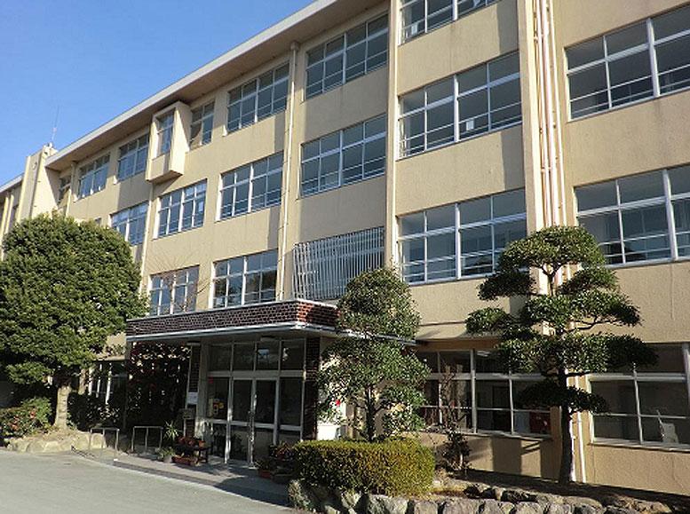 Primary school. Hatta 666m walk about 9 minutes to elementary school