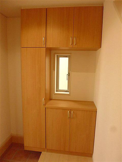 Entrance. Entrance shoe box