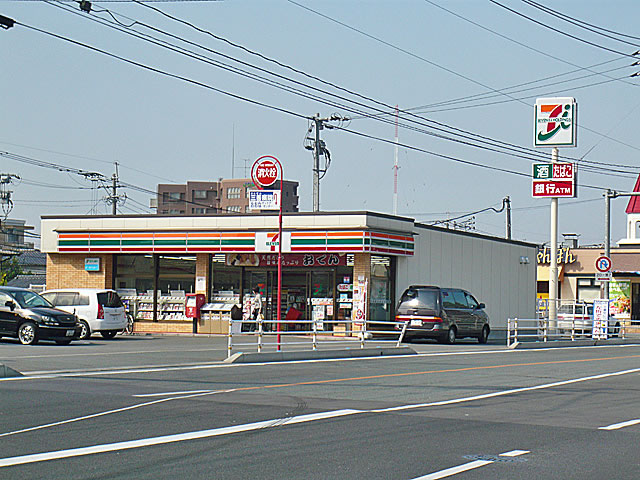 Convenience store. 700m to Seven-Eleven (convenience store)