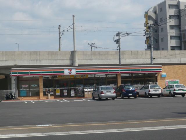 Convenience store. 180m to Seven-Eleven (convenience store)